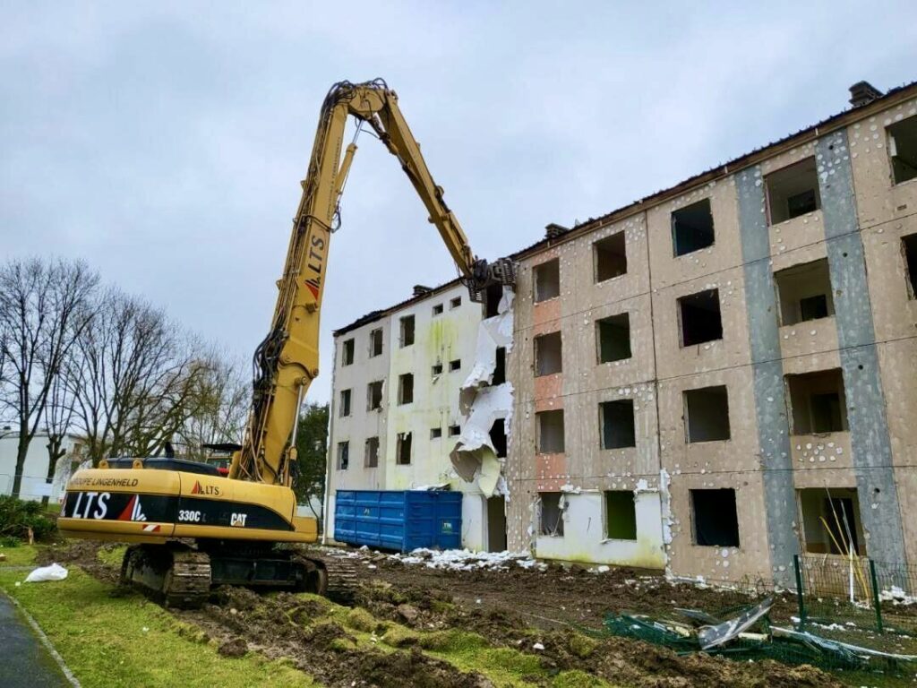 Curage, désamiantage et déconstruction de 550 logements