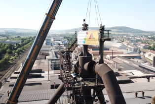 Démolition de la partie supérieure du haut fourneau n°1 de PAM Saint Gobain