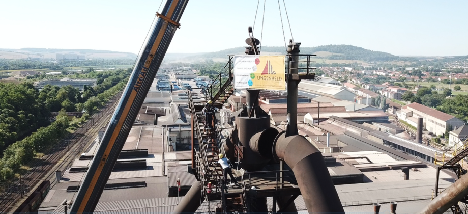 Démolition de la partie supérieure du haut fourneau n°1 de PAM Saint Gobain